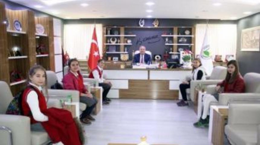 &Ouml;ğrencilerden Başkan Şahiner&rsquo;e S&uuml;rpriz Ziyaret