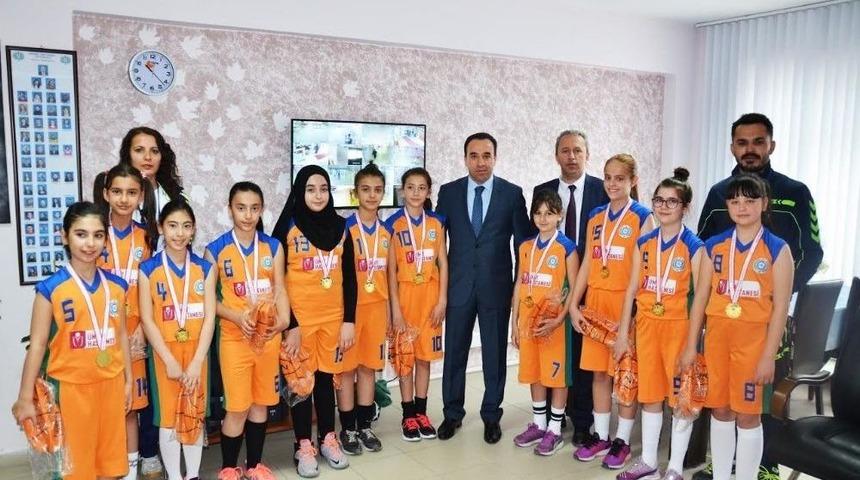 M&uuml;d&uuml;r Yıldız&rsquo;dan Anlamlı Jest