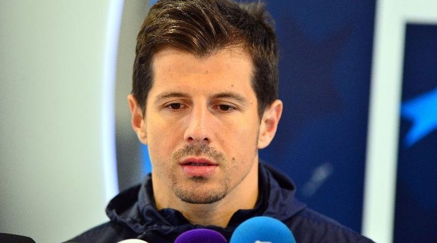 Emre Bel&ouml;zoğlu: &ldquo;benim &Uuml;zerimden Başakşehir Kul&uuml;b&uuml;&rsquo;n&uuml; Yıpratmalarını İstemiyorum"
