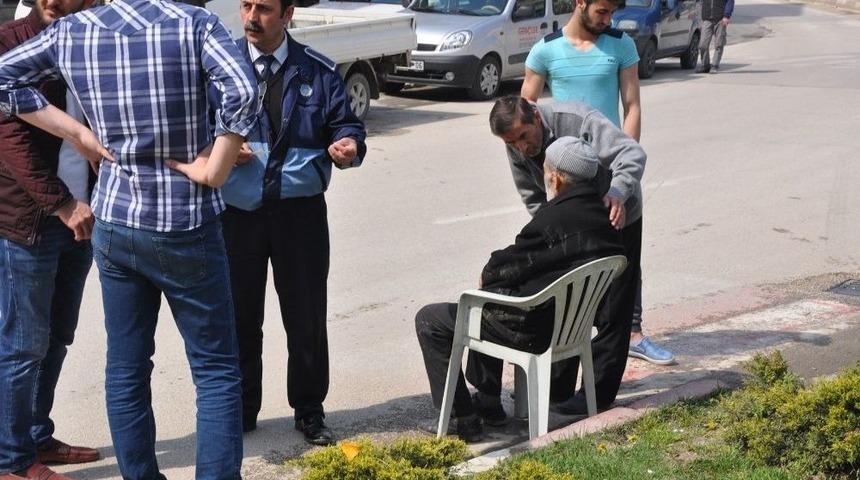 Otomobil Yaşlı Adama B&ouml;yle &Ccedil;arptı
