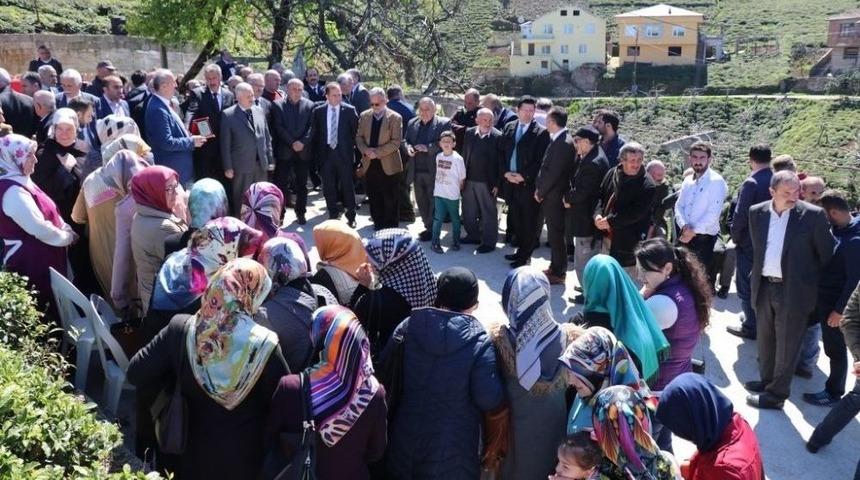 Yol İ&ccedil;in Fedakarlık G&ouml;stererek Evini Yıktırdı, Plaketle &Ouml;d&uuml;llendirildi