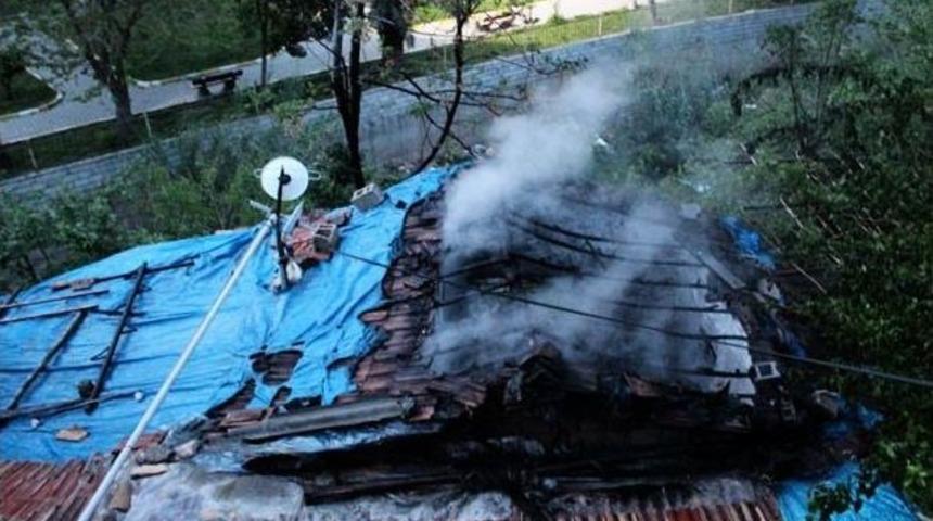 Satırla Babasını Yaralayıp, Evlerini Ateşe Verdi