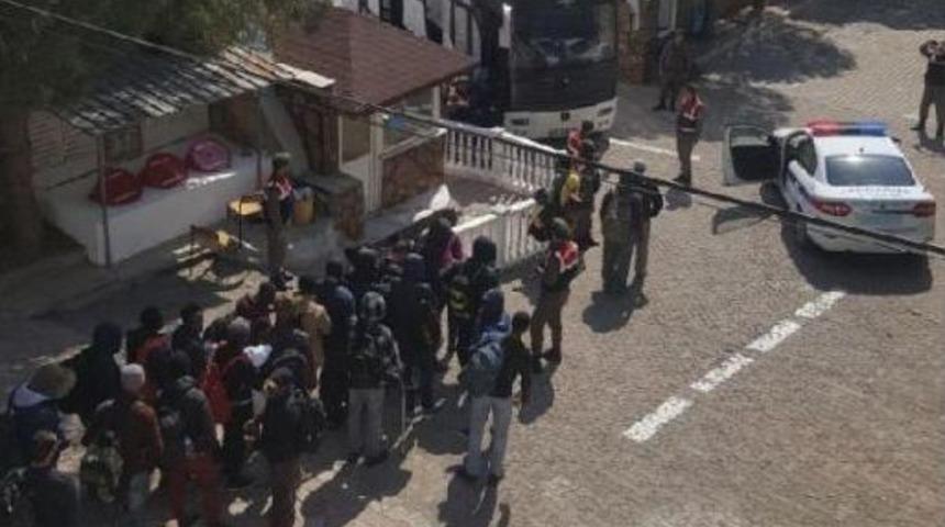 Dikili'de Bir Otob&uuml;s Dolusu Ka&ccedil;ak Yakalandı