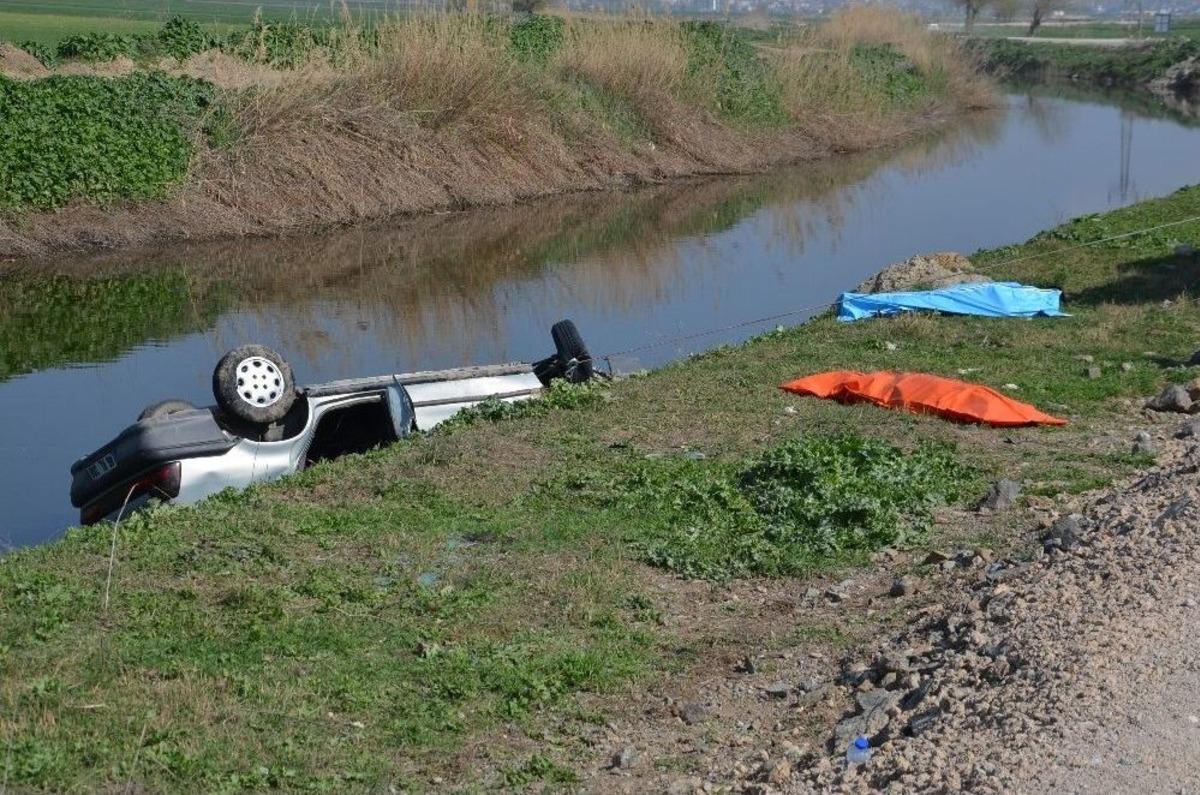 Lastiği Patlayan Otomobil Kanala U&ccedil;tu: 2 &Ouml;l&uuml;, 1 Yaralı