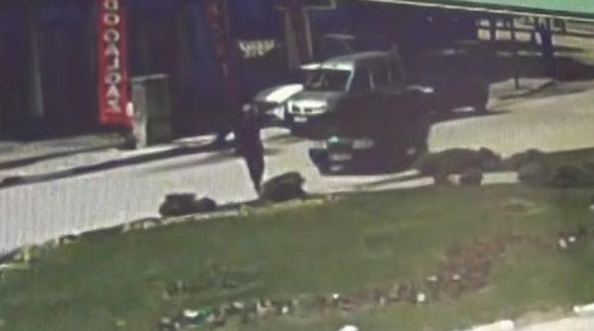 Kazayı G&ouml;ren Temizlik G&ouml;revlisi S&uuml;p&uuml;rgeyi Atıp Yardıma Koştu