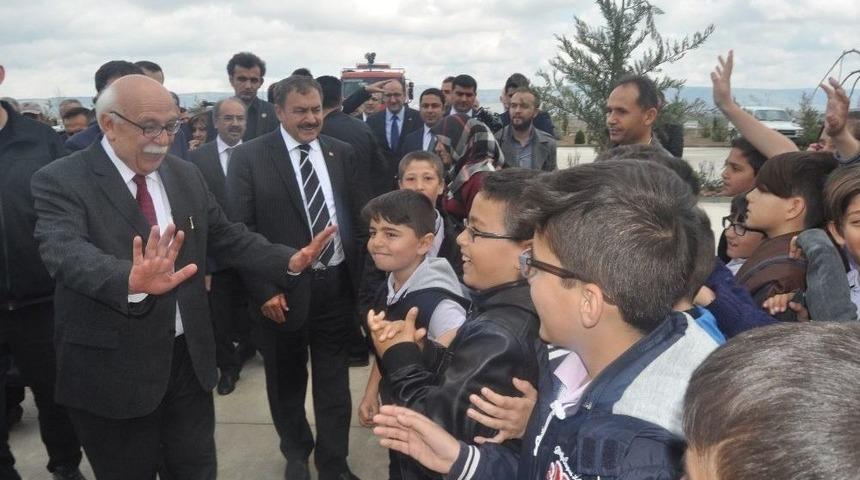 Bakanlar &Ouml;ğrencilerle Fidan Dikti