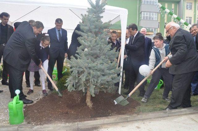 Bakanlar Öğrencilerle Fidan Dikti