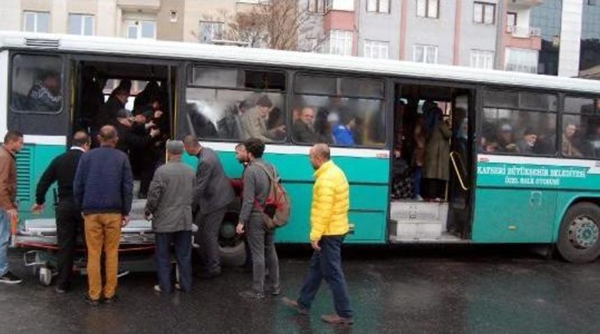 Bayılan Yolcu Halk Otob&uuml;s&uuml;yle Hastaneye Getirildi