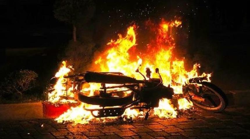 Evinin Bulunduğu Sokağa Bıraktığı Motosikleti Yandı