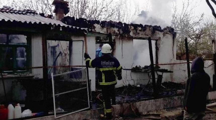 Yaşlı &Ccedil;ift Yanan Evlerinden G&uuml;&ccedil;l&uuml;kle Kurtuldu