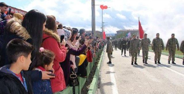 Acemi Erlerin Yemin Töreninde Duygulu Anlar