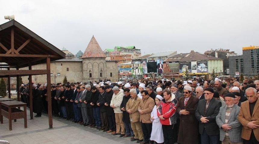İdlib’de Hayatını Kaybedenler İçin Gıyabi Cenaze Namazı Kılındı
