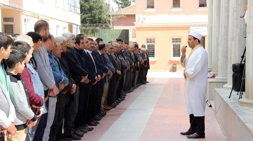 İdlib&rsquo;deki Kimyasal Saldırıda &Ouml;lenler İ&ccedil;in Gıyabi Cenaze Namazı Kılındı