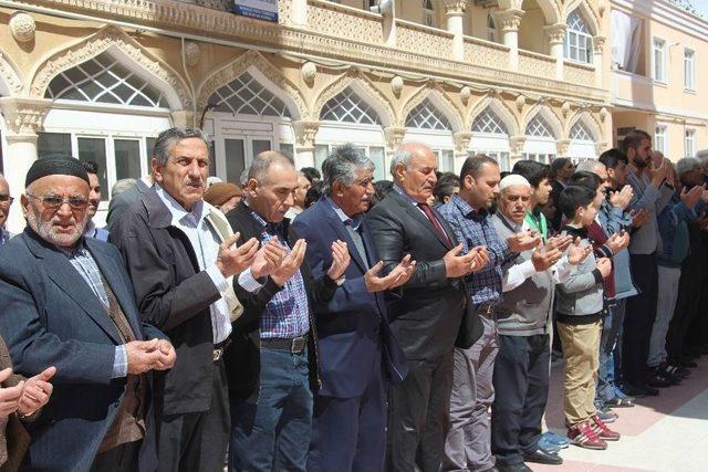 İdlib’deki Kimyasal Saldırıda Ölenler İçin Gıyabi Cenaze Namazı Kılındı