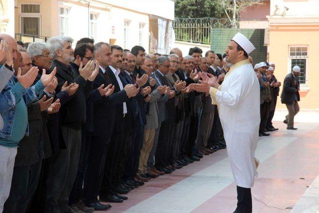 İdlib’deki Kimyasal Saldırıda Ölenler İçin Gıyabi Cenaze Namazı Kılındı