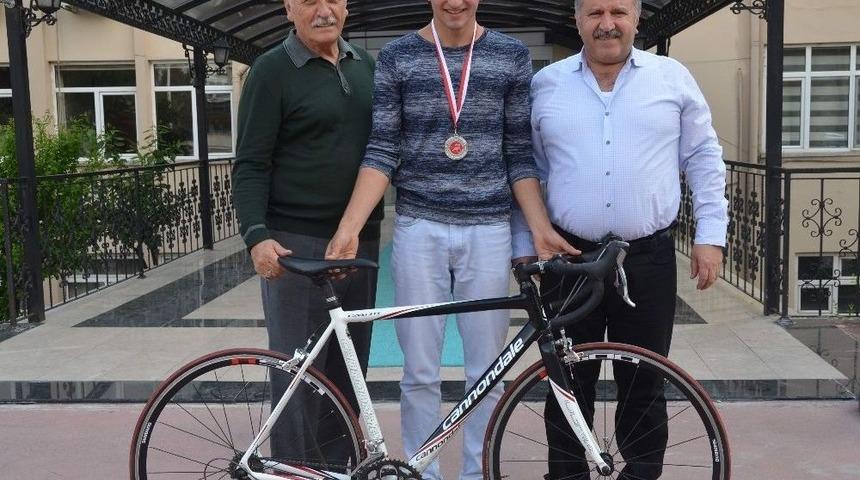 Bekir &Ccedil;eker&rsquo;den Başarılı Sporcuya Yarış Bisikleti Hediye Etti