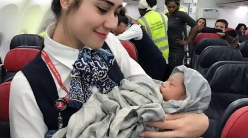 Hamile Kadın U&ccedil;akta Doğum Yaptı