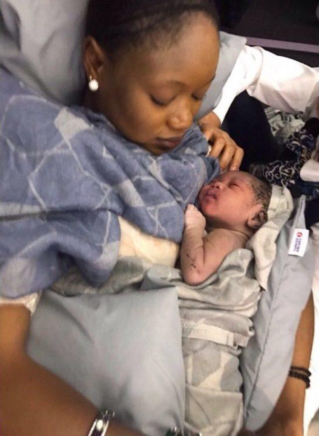 Hamile Kadın U&ccedil;akta Doğum Yaptı 2