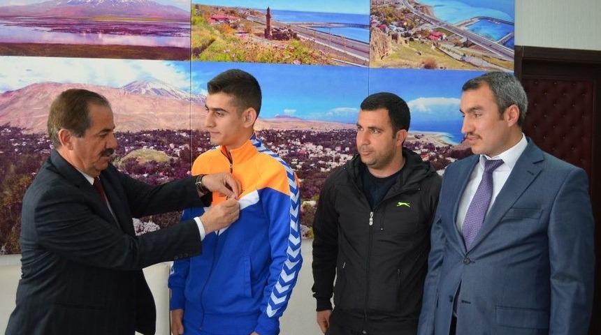 Başkan Gürsoy’dan Başarılı Atlete Ödül