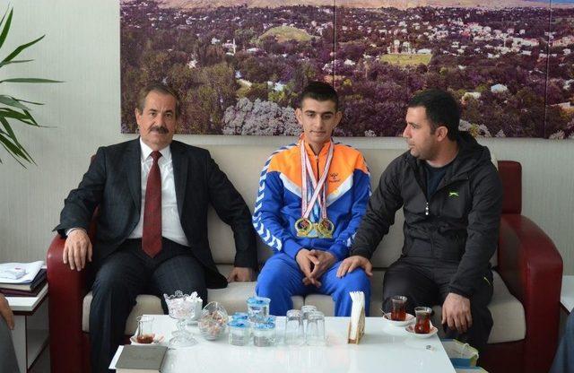 Başkan Gürsoy’dan Başarılı Atlete Ödül