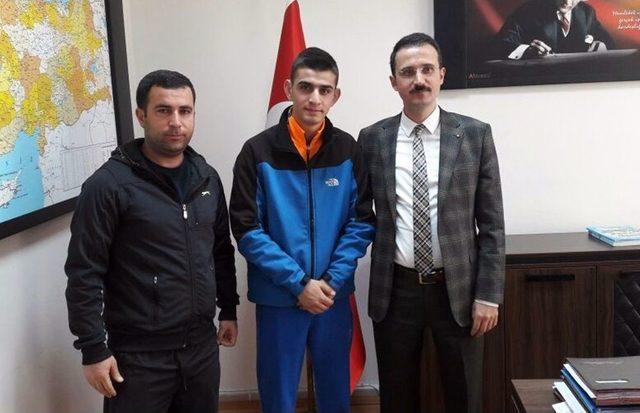 Başkan Gürsoy’dan Başarılı Atlete Ödül