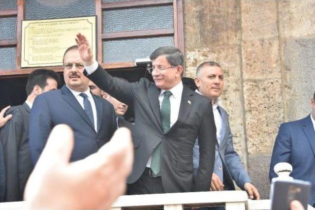 Davutoğlu, Memleketi Konya'da Yoğun Ilgiyle Karşılandı