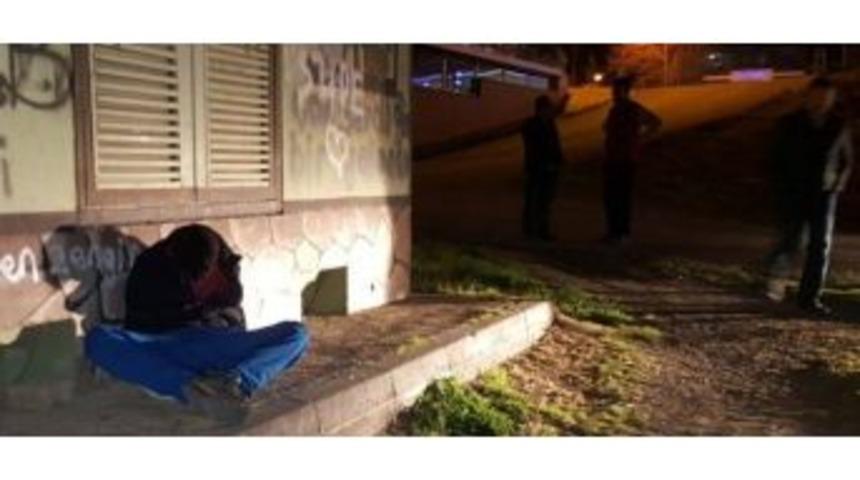 Uyuşturucu Kullandığı İddia Edilen Genç Kaldırıma Yığıldı