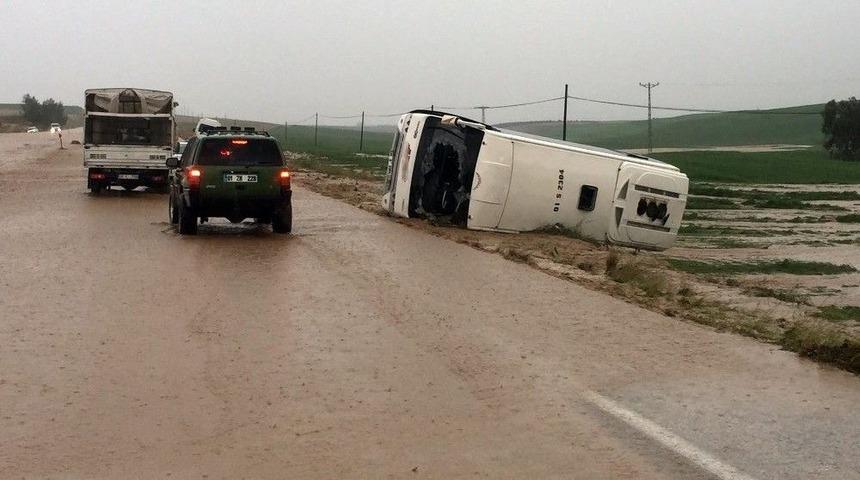 3 Kişinin &Ouml;ld&uuml;ğ&uuml;, 30 Kişinin Yaralandığı Kaza B&ouml;lgesinde Ambulans Ve Ara&ccedil;lar Selde Mahsur Kaldı