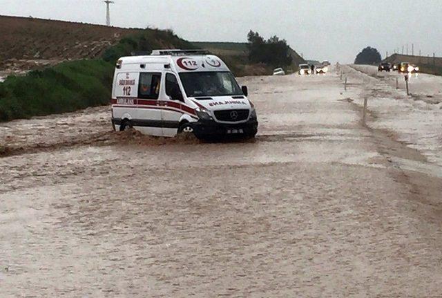 3 Kişinin &Ouml;ld&uuml;ğ&uuml;, 30 Kişinin Yaralandığı Kaza B&ouml;lgesinde Ambulans Ve Ara&ccedil;lar Selde Mahsur Kaldı 2