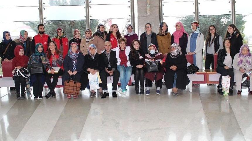 Elazığ&rsquo;da &Uuml;niversite &Ouml;ğrencileri, Kanser Hastalarını Ziyaret Etti