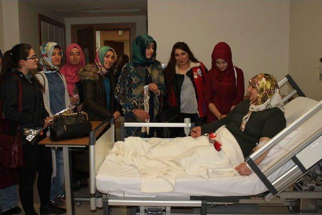 Elazığ&rsquo;da &Uuml;niversite &Ouml;ğrencileri, Kanser Hastalarını Ziyaret Etti 1