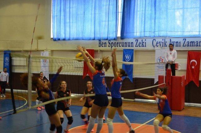 B Gençler Voleybol Turnuvası Adıyaman’da Başladı