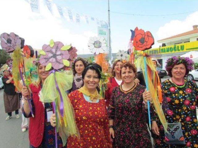 Alaçatı Ot Festivali'nde Renkli Kortej Yürüşü