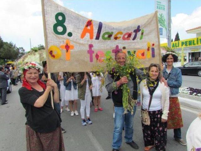 Alaçatı Ot Festivali'nde Renkli Kortej Yürüşü