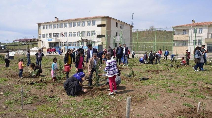 Engelli &Ouml;ğrenciler K&ouml;y Okulunda Fidan Dikti