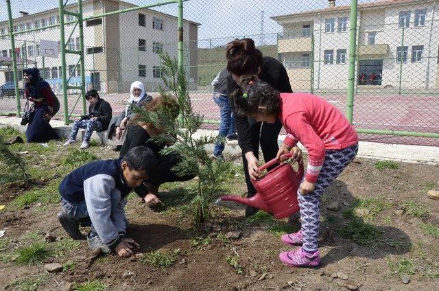 Engelli Öğrenciler Köy Okulunda Fidan Dikti