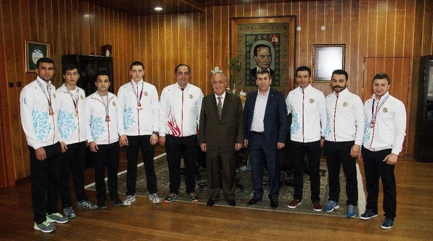 Atat&uuml;rk &Uuml;niversiteli Boks&ouml;rler, Rekt&ouml;r &Ccedil;omaklı&rsquo;yı Ziyaret Etti