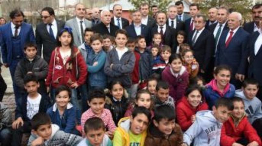 Bakan Yılmaz A&ccedil;ıkladı: 17 Nisan'da Okulların Tatil
