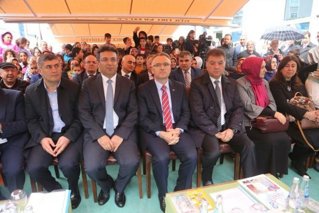 K&uuml;&ccedil;&uuml;k&ccedil;ekmece&rsquo;nin 11&rsquo;inci Bilgievinin A&ccedil;ılışını Bakan Naci Ağbal Yaptı