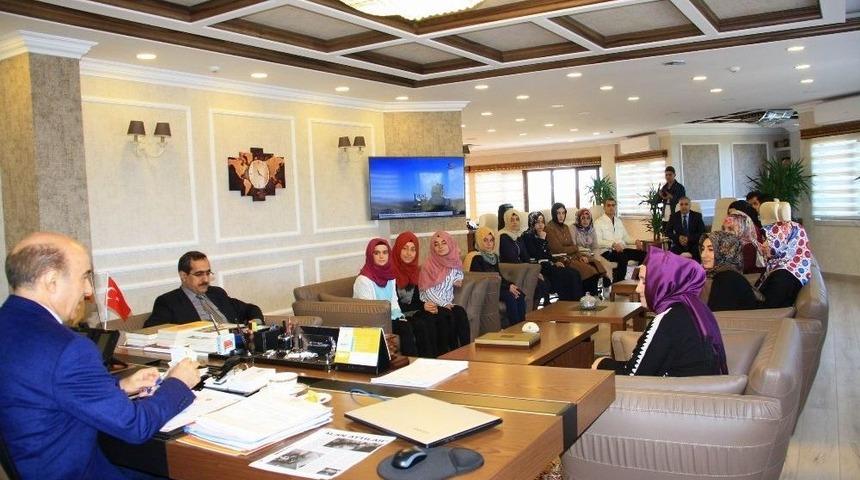 Rekt&ouml;r G&uuml;l, Geleceğin &Uuml;niversitelilerini Ağırladı