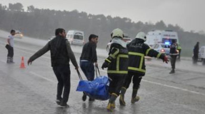 Sel Sularının S&uuml;r&uuml;klediği Aracın Altında Kaldılar