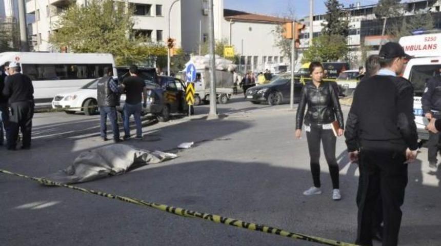 Midib&uuml;s&uuml;n &Ccedil;arptığı Otomobildeki Kadın &Ouml;ld&uuml;, Oğlu Yaralandı