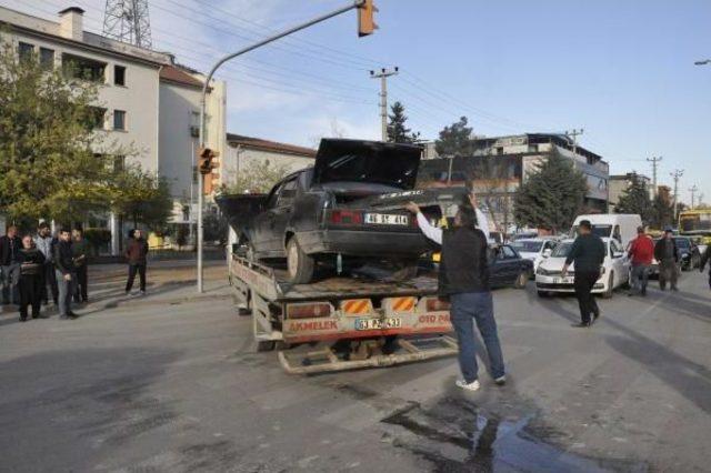 Midibüsün Çarptığı Otomobildeki Kadın Öldü, Oğlu Yaralandı