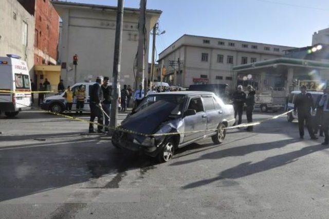 Midibüsün Çarptığı Otomobildeki Kadın Öldü, Oğlu Yaralandı