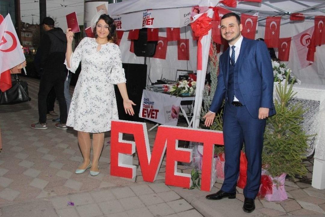 Evet &Ccedil;adırında Nikah Kıydılar