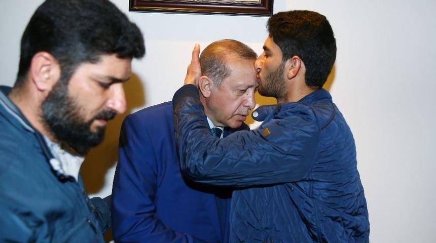 Cumhurbaşkanı Erdoğan, İdlib&rsquo;deki Kimyasal Saldırıda İkizlerini Kaybeden Baba İle G&ouml;r&uuml;şt&uuml;