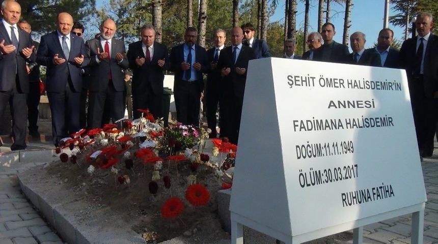 Bakan Işık&rsquo;tan Şehit Astsubay &Ouml;mer Halisdemir İle Annesinin Kabrine Ziyaret