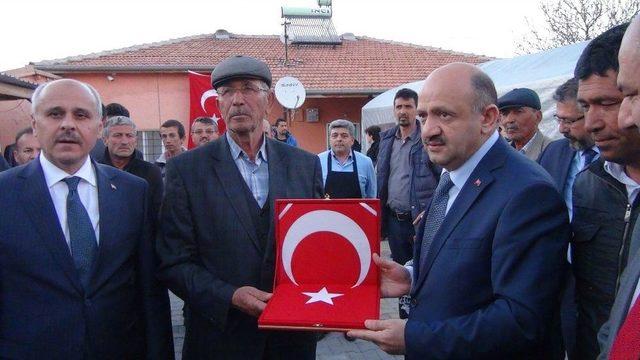 Bakan Işık’tan Şehit Astsubay Ömer Halisdemir İle Annesinin Kabrine Ziyaret