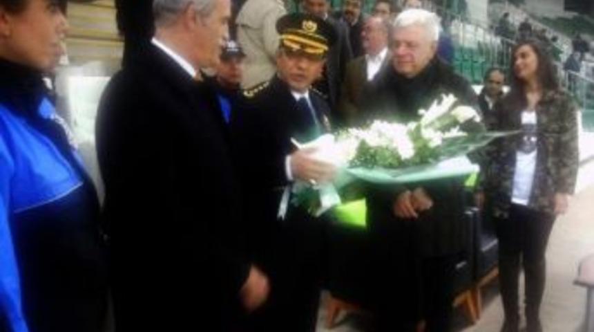 Başkan Ali Ay'dan, Emniyet M&uuml;d&uuml;r&uuml;ne Plaket Ve &Ccedil;i&ccedil;ek