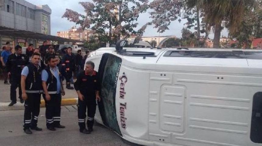 Mersin'de &Ouml;ğrenci Servisi Ile Otomobil &Ccedil;arpıştı: 20 Yaralı
